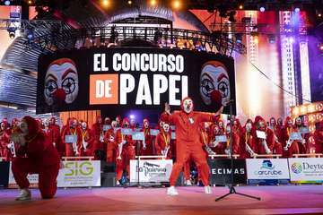 Los Nietos de SaryManchez se autodescalifican en la final de murgas al superar el tiempo establecido en señal de protesta/Lpacarnaval y TA.